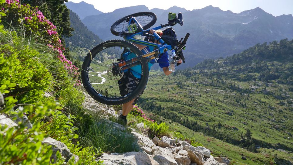 Bei den harten Anstiegen musste Beselt sein Fahrrad schultern – alles andere wäre viel zu gefährlich gewesen. Foto: Beselt