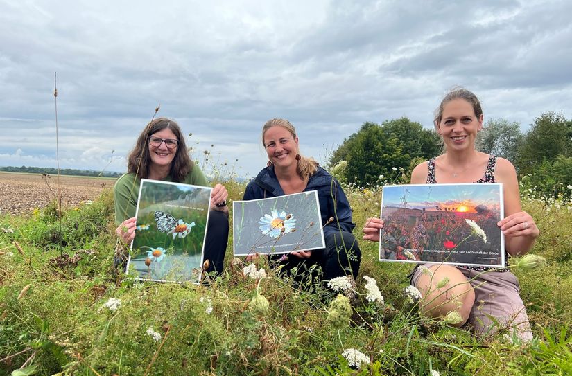 Heidrun Düssel (v.li.), Geschäftsführerin der Biologischen Station im Kreis Düren, Maike Guschal Projektleiterin des Teilprojekts im Kreis Düren und Projektmitarbeiterin Joyce Janssen freuen sich auf viele Fotos mit »Bördemotiven«.