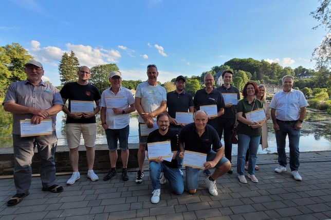 Vertreter der Vereine nahmen die Spenden in Höhe von insgesamt 5000 Euro am Weiher in Blankenheim in Empfang.