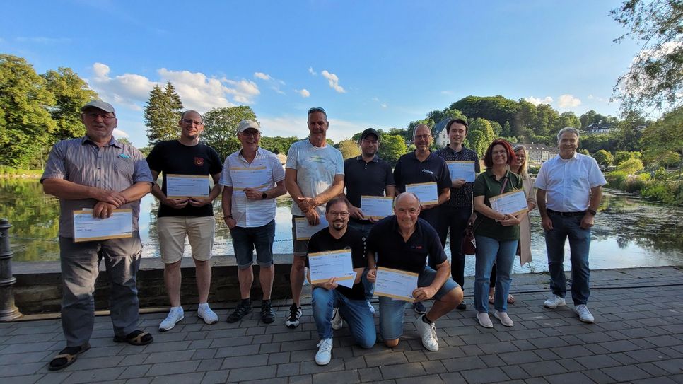 Vertreter der Vereine nahmen die Spenden in Höhe von insgesamt 5000 Euro am Weiher in Blankenheim in Empfang.