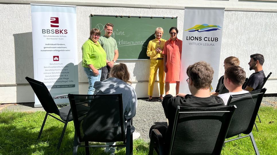 (v.l.) Carmen Gebhard, Stefan Jänschke (beide Lehrer BBS Bernkastel-Kues), Barbara C. Adt und Ulrike Brämer (beide Lions Club Wittlich "Lesura").