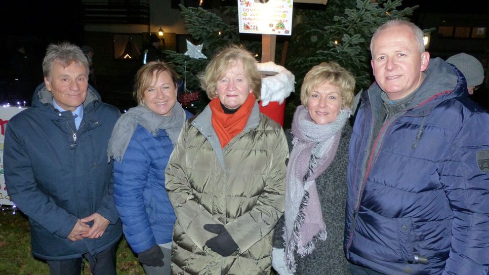 Für krebskranke Kinder im Einsatz:  Hartmut und Marita Jung (r.) mit Professor Dr. Udo Konty (l.) und Marlies Hambücker vom Förderkreis, die sich über die große Spendenbereitschaft freuten. Foto: Hoffmann