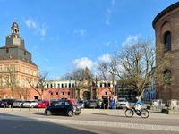 Hier dürfen künftig nur noch Anwohner mit Bewohnerparkausweis ihre Autos abstellen: Der Parkplatz am Roten Turm neben der Basilika wird ab nächster Woche komplett  umgestellt. Auch die Stellplätze in der Rahnenstraße fallen für das allgemeine Parken weg.