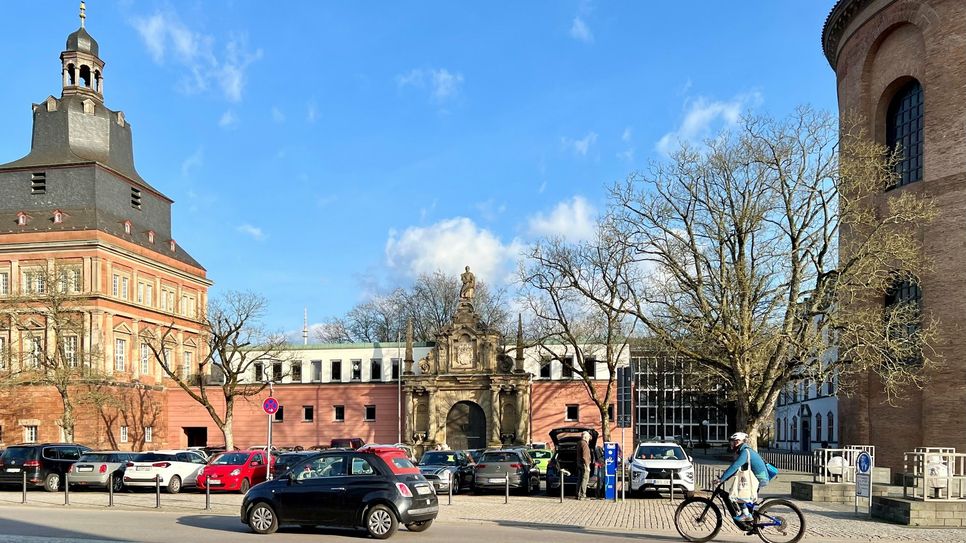 Hier dürfen künftig nur noch Anwohner mit Bewohnerparkausweis ihre Autos abstellen: Der Parkplatz am Roten Turm neben der Basilika wird ab nächster Woche komplett  umgestellt. Auch die Stellplätze in der Rahnenstraße fallen für das allgemeine Parken weg.