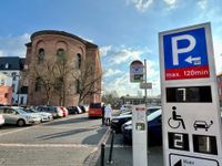 Hier dürfen künftig nur noch Anwohner mit Bewohnerparkausweis ihre Autos abstellen: Der Parkplatz am Roten Turm neben der Basilika wird ab nächster Woche komplett  umgestellt. Auch die Stellplätze in der Rahnenstraße fallen für das allgemeine Parken weg.