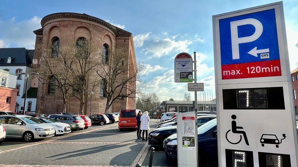 Hier dürfen künftig nur noch Anwohner mit Bewohnerparkausweis ihre Autos abstellen: Der Parkplatz am Roten Turm neben der Basilika wird ab nächster Woche komplett  umgestellt. Auch die Stellplätze in der Rahnenstraße fallen für das allgemeine Parken weg.