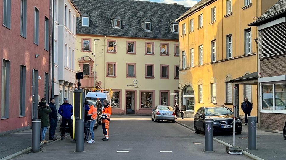 Die bisher zumeist abgesenkten Poller fahren künftig um 11 Uhr hoch.