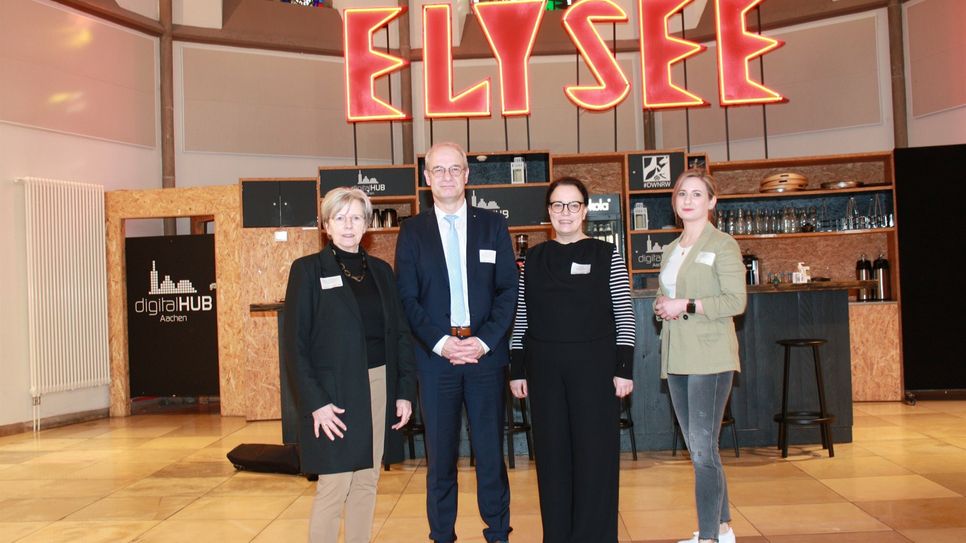 Freuen sich über einen gelungenen ersten Fachkräfte-Summit in der Region Aachen (v. l.): Die Initiatoren Prof. Dr. Christiane Vaeßen (Geschäftsführerin Region Aachen), Günter Sevenich (Geschäftsführer Operativ der Agentur für Arbeit Aachen-Düren) und Iris Wilhelmi (Geschäftsführerin digitalHUB Aachen) sowie Laura Mahr (Personalleiterin bei Theod. Mahr Söhne GmbH) als Best-Practice-Beispiel.
 Foto: © Region Aachen