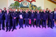 Gruppenbild mit allen Geehrten: Unter anderem konnte Bürgermeister Ulf Hürtgen (r.) bei der diesjährigen Feuerwehr-Jubilarehrung in der Vereinshalle Dürscheven insgesamt 20 Feuerwehrleute auszeichnen.  Foto: Stadt Zülpich / Torsten Beulen