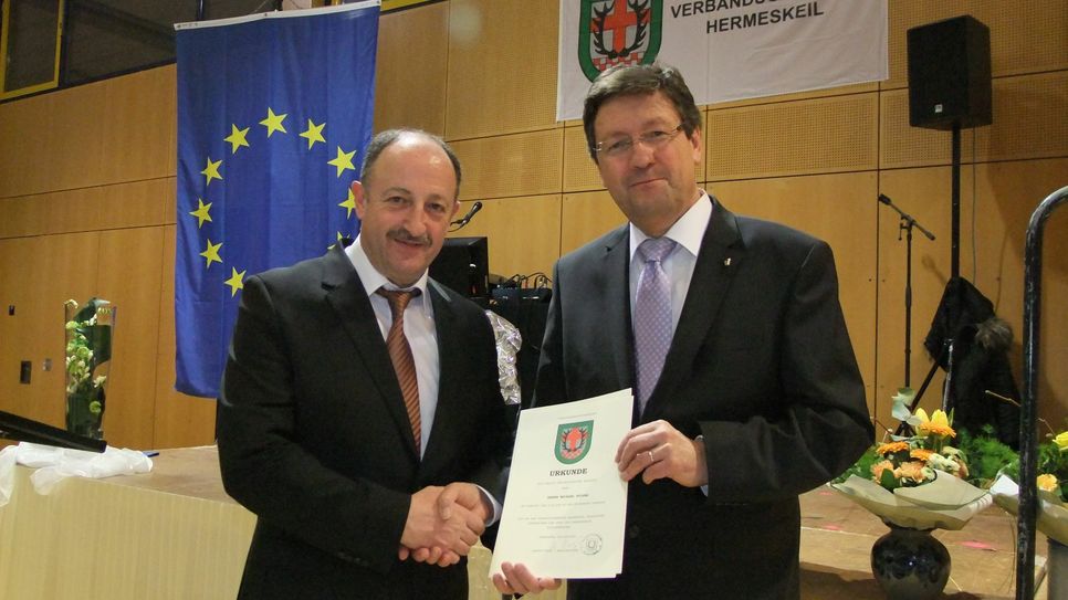 Michael Hülpes (rechts) übergibt seine Bürgermeister-Aufgaben nach 16-jähriger Amtszeit an Hartmut Heck. Foto: Fischer