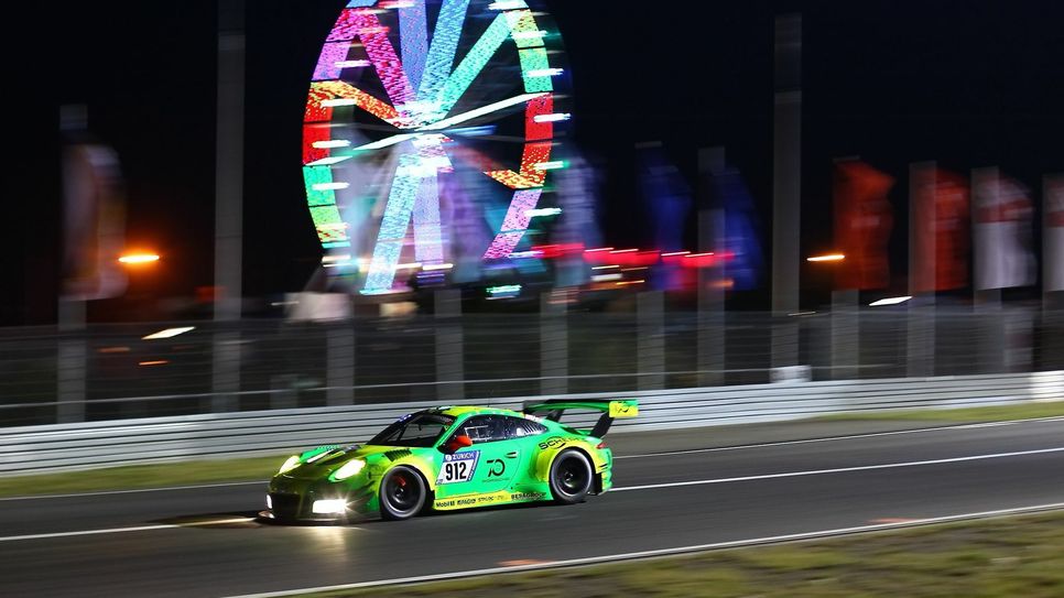 In der Nacht bot der Manthey-Porsche #912 vor dem beleuchteten Riesenrad ein tolles Bild. Fotos: H.Elis/RACEPIX.eu