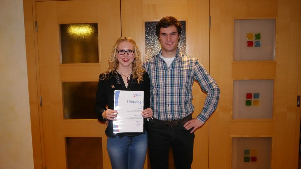 An diesem Abend wurde die Trompeterin Laura Keil für ihre zehnjährige Mitgliedschaft im Verein geehrt und erhielt dafür vom ersten Vorsitzenden, Marius Keuper, die goldene Jugendnadel. Foto: FF