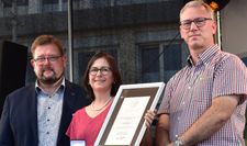 Christina Dörr mit Ehemann Thomas (rechts) und Bitburgs Stadtbürgermeister Joachim Kandels.