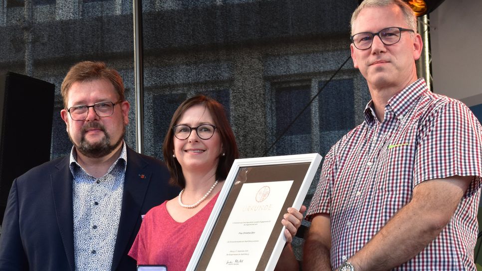 Christina Dörr mit Ehemann Thomas (rechts) und Bitburgs Stadtbürgermeister Joachim Kandels.