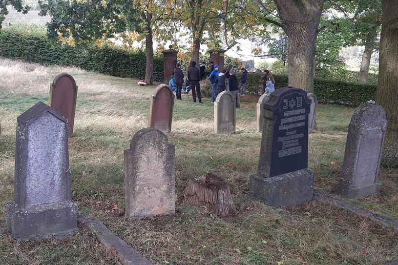 Auf dem jüdischen Friedhof in Kommern sind noch rund 60 Grabsteine erhalten. Die Firmlinge haben das Areal von Totholz und Unkraut befreit.