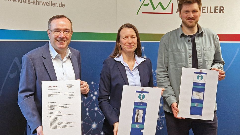 V.l.: Daniel Junghans (Bereichsleiter Verkehr und Wettbewerb, VRM GmbH), Cornelia Weigand (Landrätin Kreis Ahrweiler), Julius Edling (Projektträger, TÜV Rheinland Consulting GmbH).