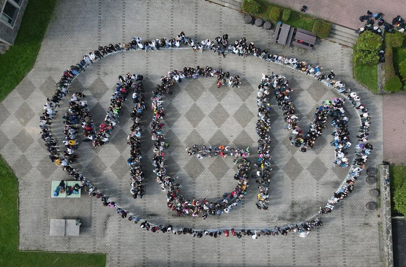 Nach einem Sternmarsch zum Auftakt der nachhaltigen Projektwoche wurde sich am MGM zum Gruppenfoto versammelt.