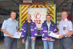 Die Feuerwehrchefs von Stadt und Kreis haben René Fontaine (Mitte links) und Alfons Deutsch (Mitte rechts) die Ernennungsurkunden zum Notfallseelsorger überreicht.