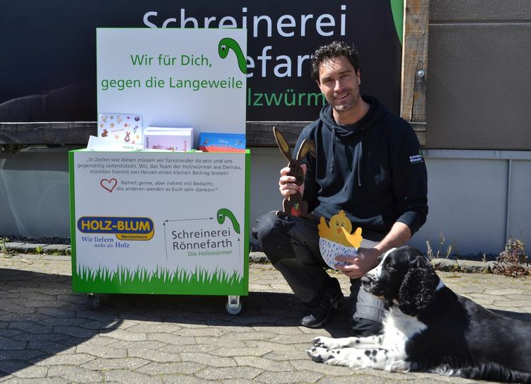 Reichchlich bestückt ist die »Zeit-Vertreib-Kiste«, die Maik Rönnefarth gegen die Langeweile entwickelt hat. Auch Hündin Thaya freut sich über Kinder, die die Kiste besuchen. Foto: Mager