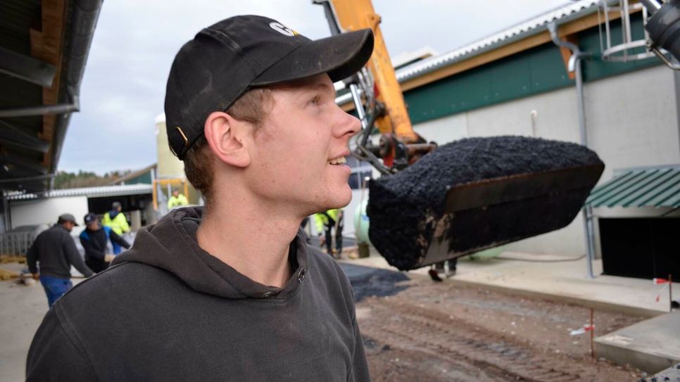 Sebastian Krewel macht der Beruf des Straßenbauers, den er bei der Firma »H.und P. Schilles Tiefbau GmbH« in Floisdorf erlernte und ausübt, Spaß: »Unsere Tätigkeit ist abwechslungsreich und stellt einen immer vor neue Herausforderungen.« mn-Fotos