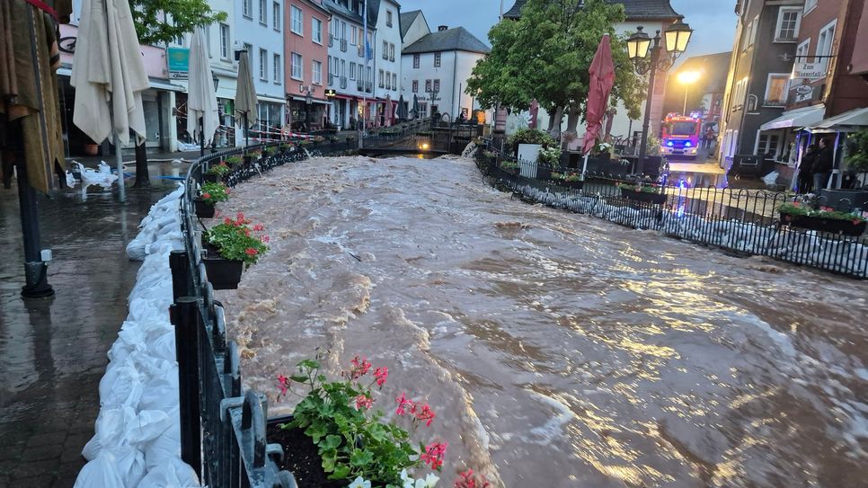 Die kleine Leuk in der Saarburger Altstadt ist zu einem reißenden Fluss geworden