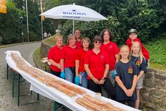 Der 80 Meter lange Apfelstrudel der Bäckerei „Die Lohner‘s“ war ein echter Hingucker und wurde zugunsten der FFW Mayen verkauft.