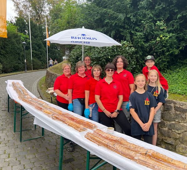 Der 80 Meter lange Apfelstrudel der Bäckerei „Die Lohner‘s“ war ein echter Hingucker und wurde zugunsten der FFW Mayen verkauft.