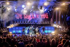 Ein einzigartiges Live-Erlebnis: Die Band »We Salute You« bringt eine aufwendige und authentische AC/DC Tributeshow auf die Bühne.