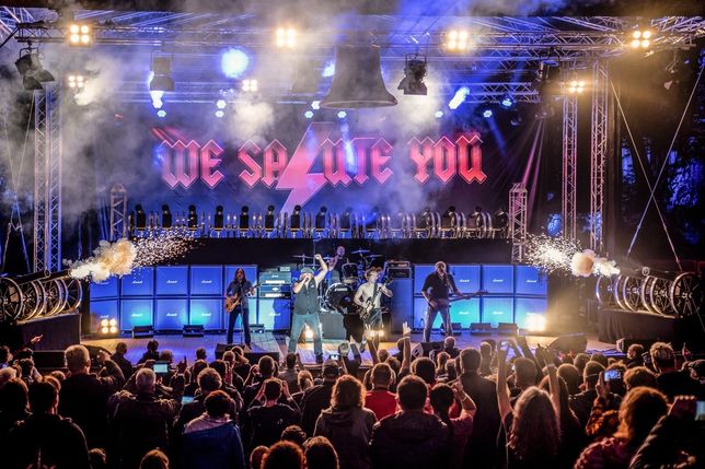 Ein einzigartiges Live-Erlebnis: Die Band »We Salute You« bringt eine aufwendige und authentische AC/DC Tributeshow auf die Bühne.