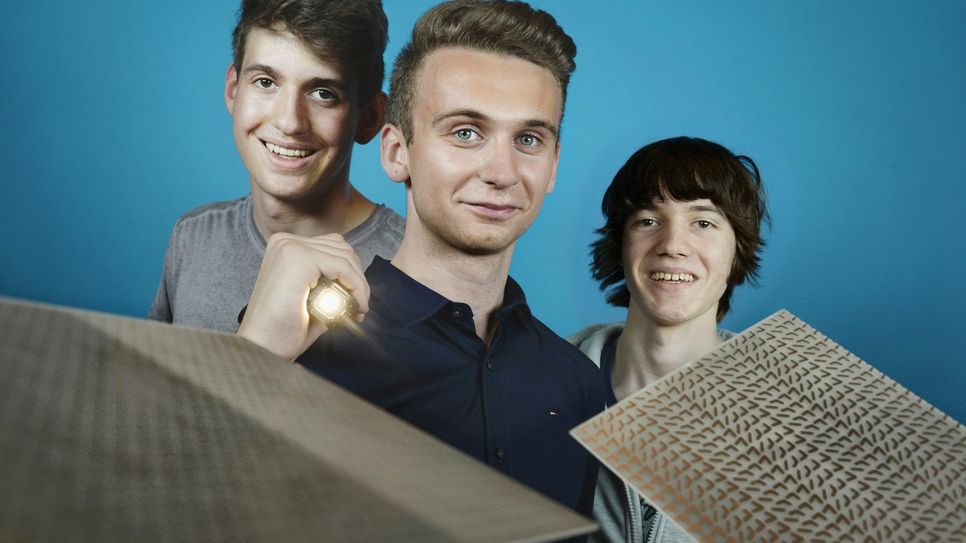 Maximilian Oehmichen, Marvin Lohaus und Adrian Lenkeit (v.l.) mit ihren Metamaterialien. Foto: Jugend forscht