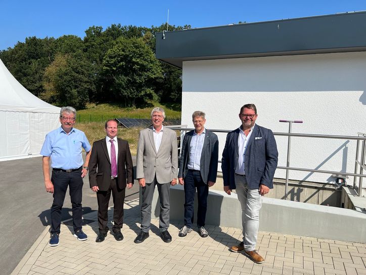 V.l: VG-Bürgermeister Alfred Steimers, Werkleiter Dr. Torsten Steffgen, Staatssekretär Dr. Erwin Manz, Norbert Meyer (BitControl) und Stefan Morbach (IBS Ingenieure) vor der neuen Hybridpumstation. Im Hintergrund sind die Photovoltaikanlagen zu sehen.