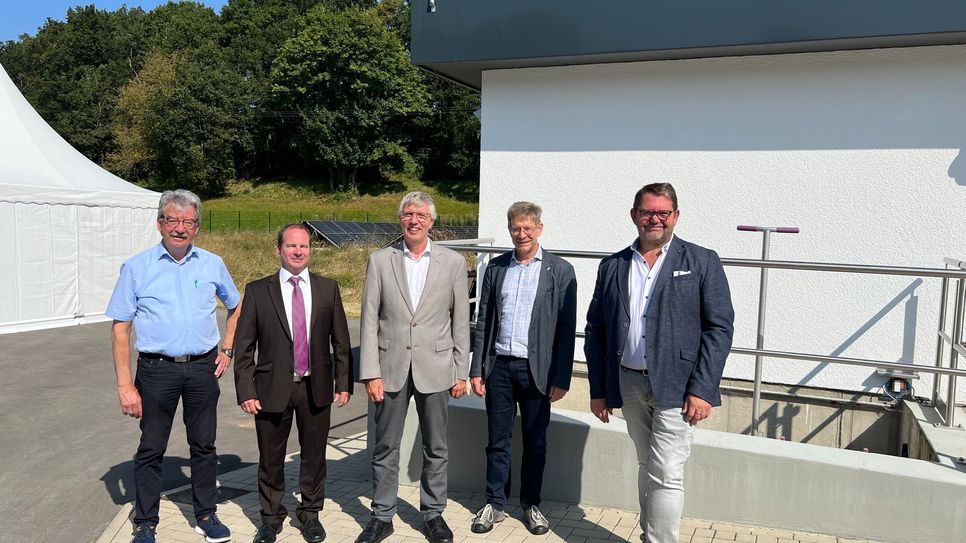 V.l: VG-Bürgermeister Alfred Steimers, Werkleiter Dr. Torsten Steffgen, Staatssekretär Dr. Erwin Manz, Norbert Meyer (BitControl) und Stefan Morbach (IBS Ingenieure) vor der neuen Hybridpumstation. Im Hintergrund sind die Photovoltaikanlagen zu sehen.