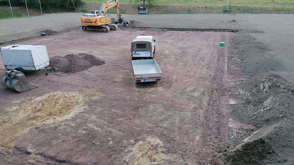 So sah es vor gar nicht allzu langer Zeit auf der "Baustelle Sportplatz" des SC Komet Steckenborn aus. Durch die Neuanlegung eines Naturrasenplatzes ist die rote Asche nun Geschichte.