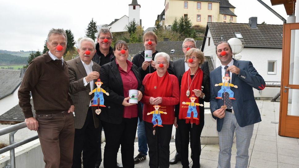 Im Schatten der Dauner Burg präsentierten Josef Utters (re.) und seine Mitstreiter den Hampelmann, der für das »Bokeren«an Karneval werben soll. Foto: Th. Wirtz