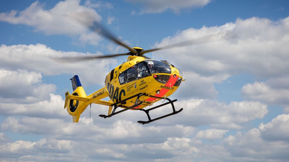 Der Verletzte wurde mit einem Rettungshubschrauber ins Krankenhaus geflogen.