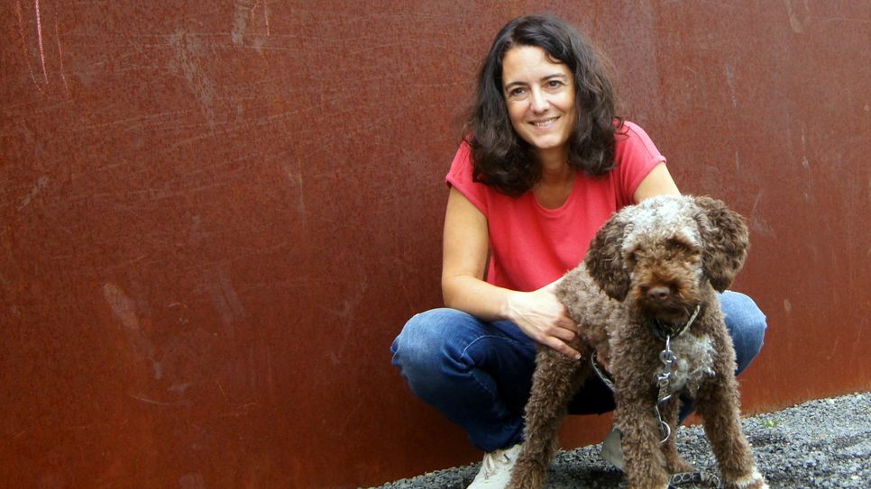 Katrin Einhorn, geboren 1979, lebt mit ihrer Familie in Trier. Ihre Hunde und eine Tasse Kaffee dürfen beim Schreiben nicht fehlen. Fotos (2): privat