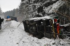 Gleich drei Lastwagen verunfallten auf dieser leichten Gefällestrecke. Foto: Guido Turina