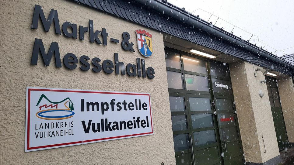 "Impfstelle des Landkreises Vulkaneifel« in der Markt- und Messehalle in Hillesheim. Foto: Lorse