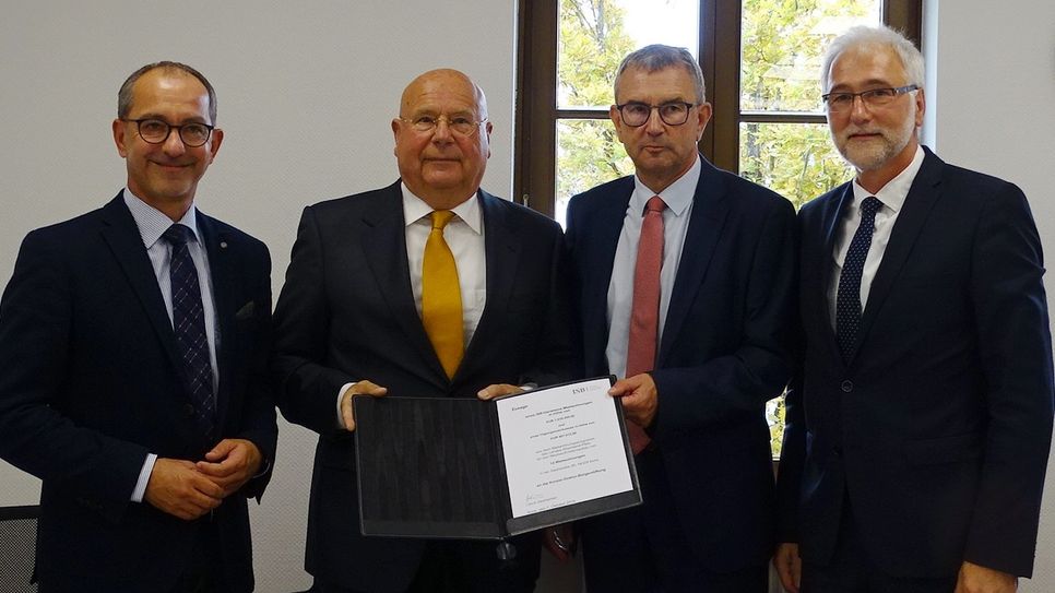 Ein bedeutender Monment für die KoDoBüSt und die Stadt Konz: Die Übergabe der Förderzusage (von links) Joachim Weber, Hartmut Schwiering, Ulrich Dexheimer (ISB) und Karl-Heinz Frieden. Foto: Mohsmann