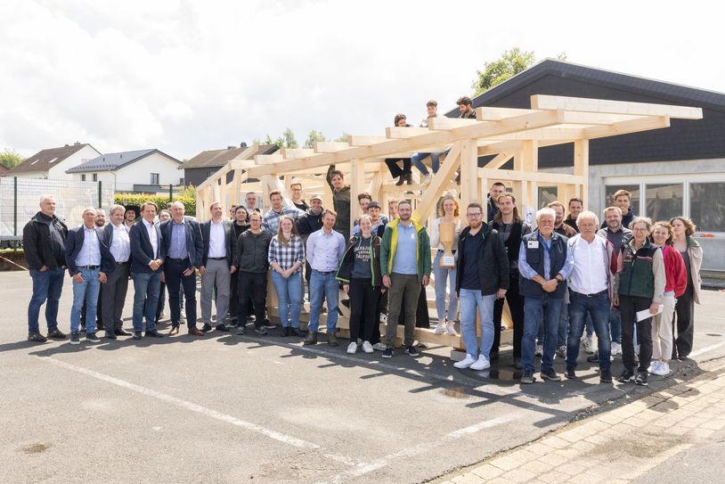 Der TuS Lammersdorf ist der wahre Gewinner des Holzbauprojekts der FH Aachen auf dem Gelände des BGZ in Simmerath: Das Winkelwerk wird dort schon bald als Kassenhäuschen aufgestellt.