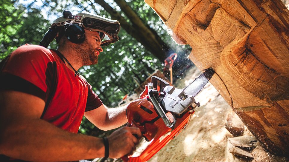 "Holz ist mein Leben, dementsprechend versuche ich auch, das Holz in seiner Wertschätzung darzustellen. Eine Skulptur mit starker Aussagekraft", sagt Andy Assmann.