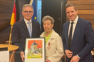 Inge Lemke (Mitte) bei der Verleihung des Bundesverdienstkreuzes, gemeinsam mit Landrat Markus Ramers (li.) und stellvertretender Bürgermeister der Gemeinde Weilerswist Erwin Jakobs (re.).