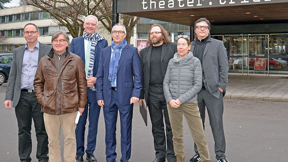 OB Wolfram Leibe (3. v. l.) möchte mit dem Leitungteam bestehend aus Verwaltungsdirektor Herbert Müller, dem technischen Leiter Peter Müller, Generalmusikdirektor Victor Puhl, Chefdisponent Marius Klein-Klute, Tanzchefin Waltraut Körver und Schauspieldirektor Ulf Frötzschner (v. l., nicht im Bild die erkrankte Katharina John) das Theater in eine erfolgreiche Zukunft führen. Foto: Presseamt