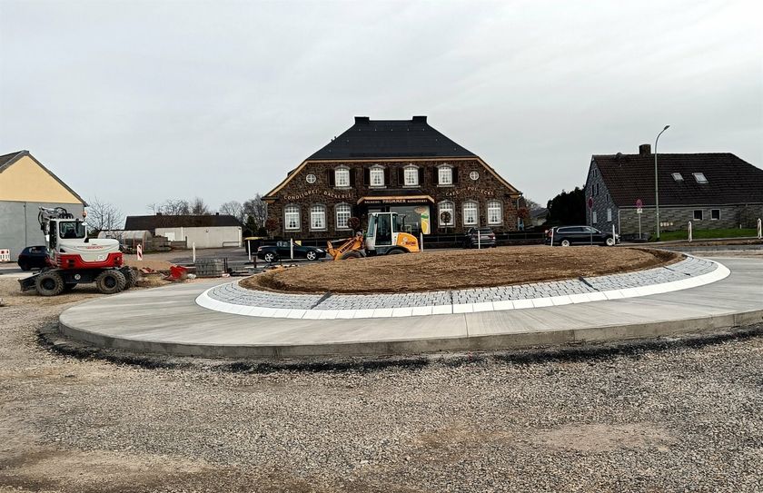 Seit sieben Monaten wird am Lammersdorfer Kreisverkehr gebaut, mit dessen Fertigstellung zwischenzeitlich im August gerechnet wird.