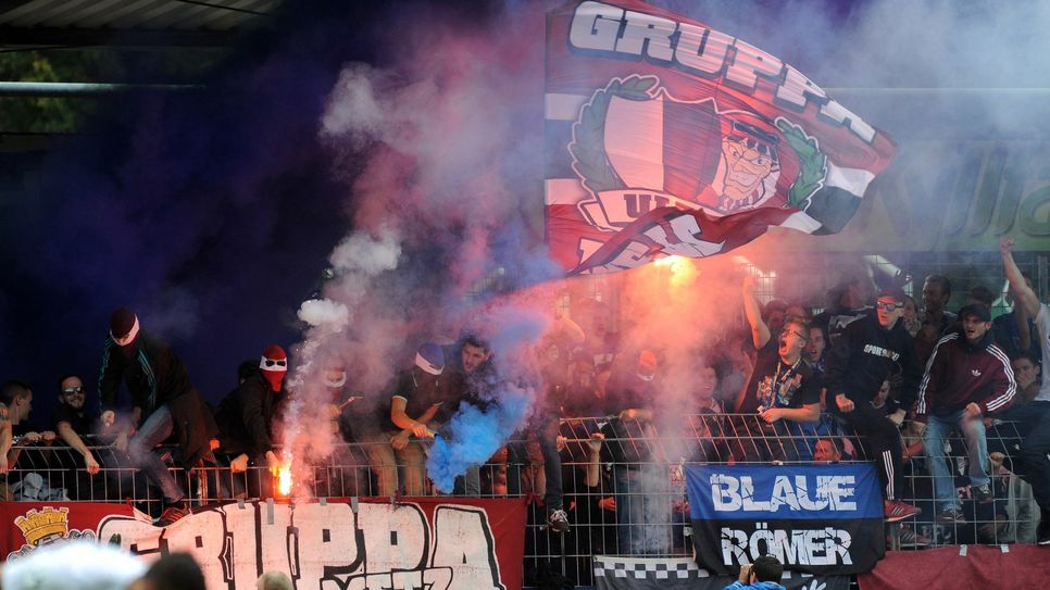 Besonders krass war das Fehlverhalten der "Fans" im Hinspiel zwischen Eintracht Trier und dem 1. FC  Saarbrücken. Foto: Archiv/funkbild