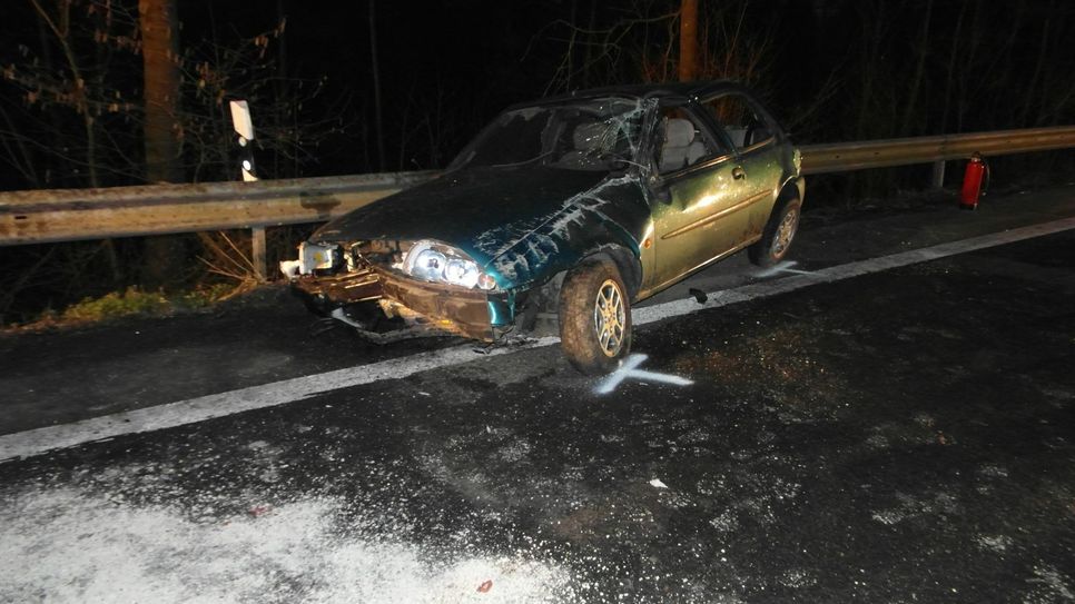 Tödlich verletzt wurde der Fahrer dieses Wagens, als sich das Fahrzeug auf der Landstraße zwischen Mertesdorf und Kasel überschlug.  Foto: Agentur Siko