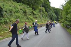 Bei gutem Wetter und angenehmen Temperaturen sind viele Eifler in den Ort Amay gekommen um ihren Wiederstand Hand in Hand gegen Tihange zu zeigen.Foto: V. Braden