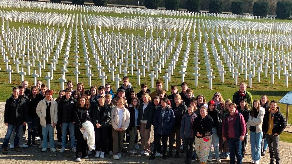 Schüler der Realschule plus Oberwesel besuchten auch den Friedhof von Douaumont.