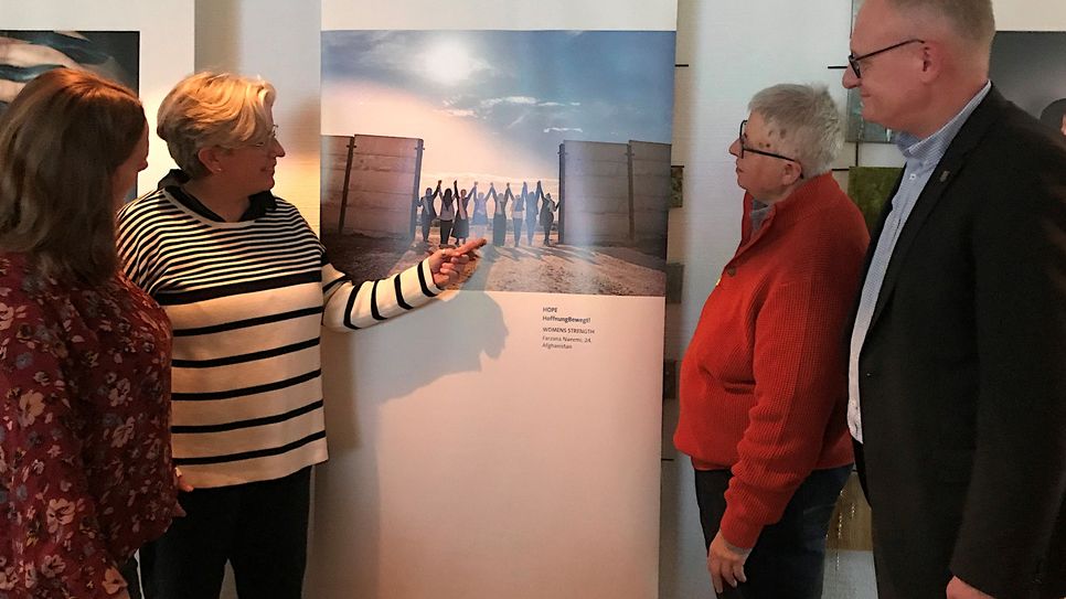 Gleichstellungsbeauftragte Katja Vernazobres, Pfarrerin Vanessa Kluge, Gemeindereferentin Sylvia Horsch und Bürgermeister Michael Holstein zeigen sich von den Fotografien beeindruckt.