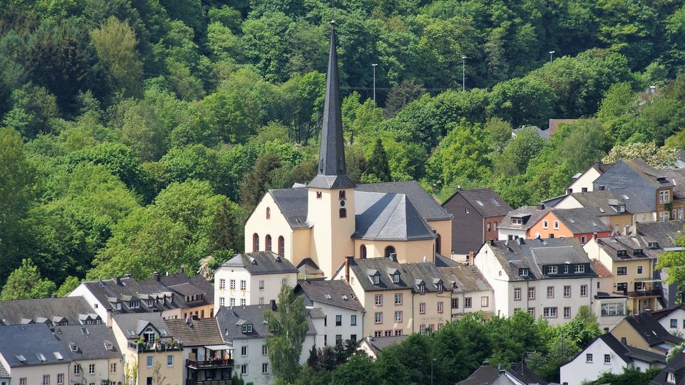 Die Pfarrkirche St. Johannes der Täufer prägt das Ortsbild von Waxweiler